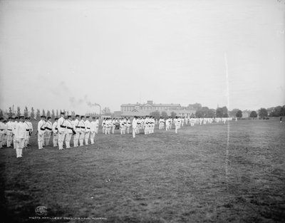 Artillerieoefening, U.S. Naval Academy, Annapolis, Maryland, ca. 1903 door Detroit Publishing Co.